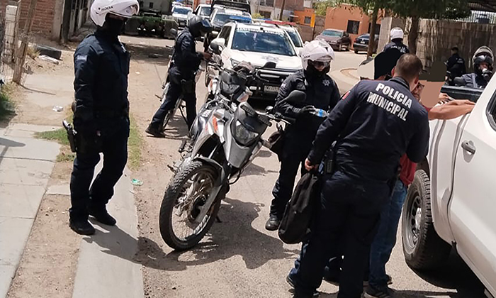 Arrestan a ocho hombres y una mujer con droga en distintos operativos