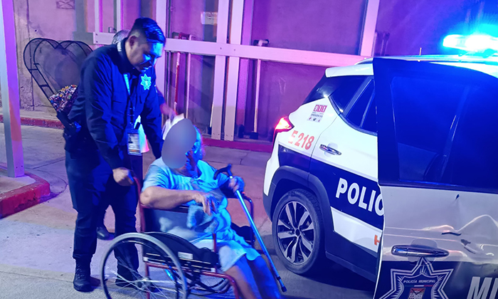 Trasladan a hospitales a dos mujeres; Agentes de la Policía Municipal