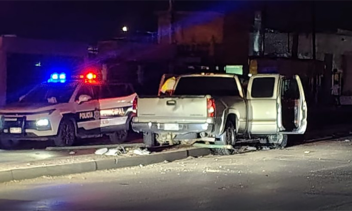 Chocan vehículos y derriban luminaria en la colonia Los Viñedos