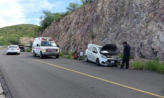 Resultan dos heridos en volcamiento en la carretera Ures-Hermosillo