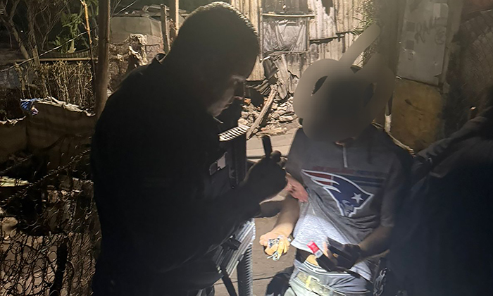 Aprehenden a tres personas con arma prohibida; Agentes preventivos