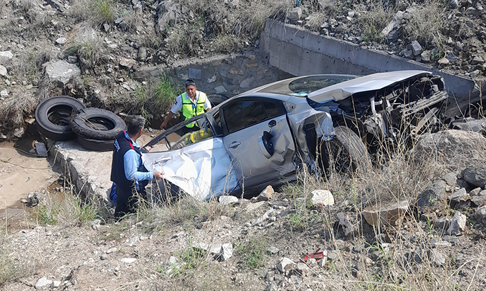 Cae auto a barranco y sale mujer herida en la carretera a la Mina Nyco