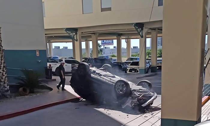 Cae auto de primer piso de estacionamiento en el hospital San José