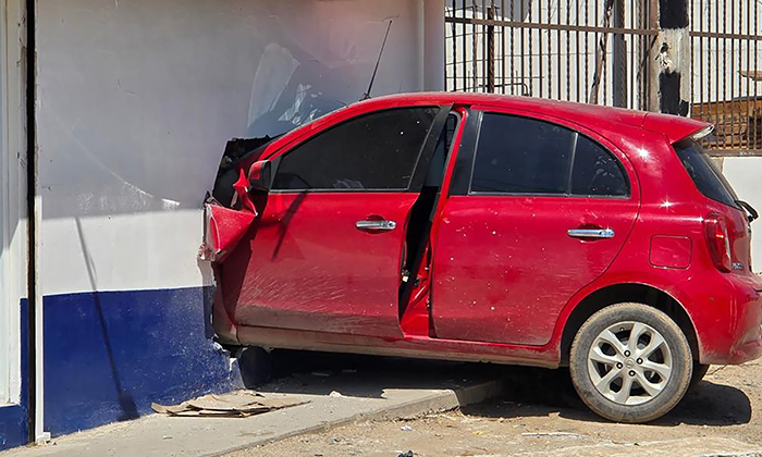 Se mete con auto a farmacia en la colonia Altares