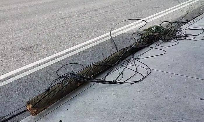 Derriba tractocamión un poste de telefonía en la colonia San Benito