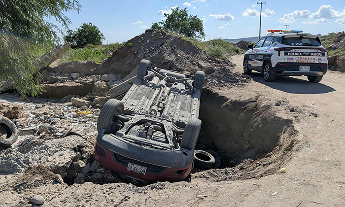 “Se traga” arroyo natural a auto en una brecha al norte de Hermosillo