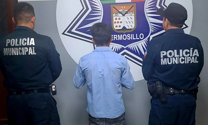 Aprehenden a joven por golpear a pareja en la comisaría Miguel Alemán