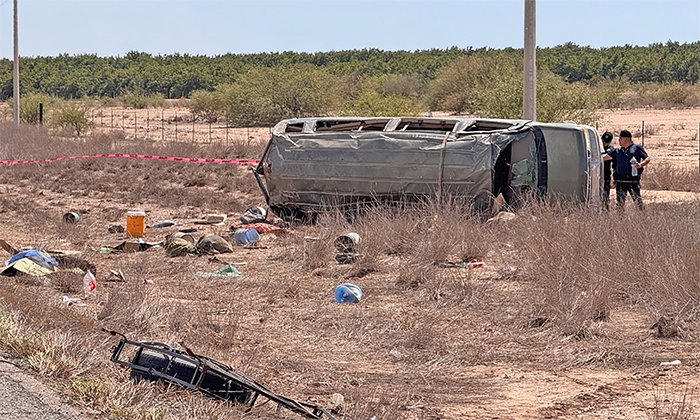 Mueren dos jornaleros al volcar van en la Costa de Hermosillo