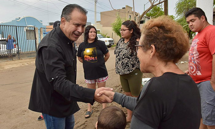 Atiende Toño Astiazarán a familias de La Caridad