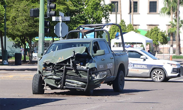 Se impactan militares contra camión urbano en bulevar Luis Encinas y Rosales