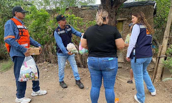 Entrega Patty Ruibal apoyos a afectados por lluvias en los ejidos El Tazajal y La Victoria