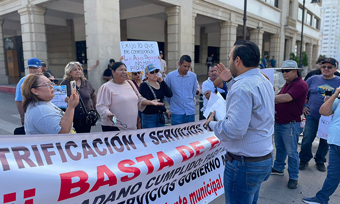Vecinos de Altares II bloquean bulevar Hidalgo; Demandan servicios básicos