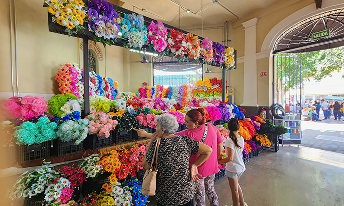 Instalan puesto de coronas en el mercado municipal; Se preparan para el Día de Muertos