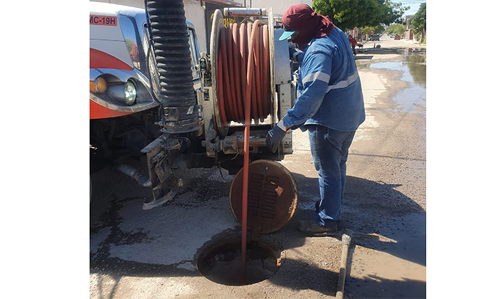 Refuerzan atención de afectaciones en líneas sanitarias; Personal de Agua de Hermosillo