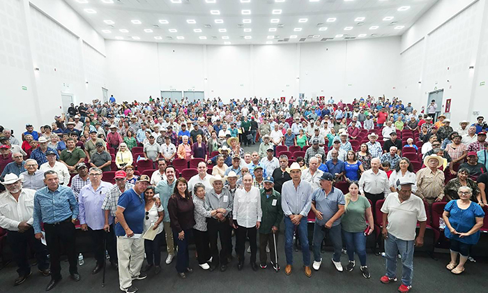 Entrega gobernador apoyo a empleados municipales por segunda ocasión