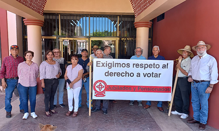 Se manifiestan jubilados y pensionados del Staus