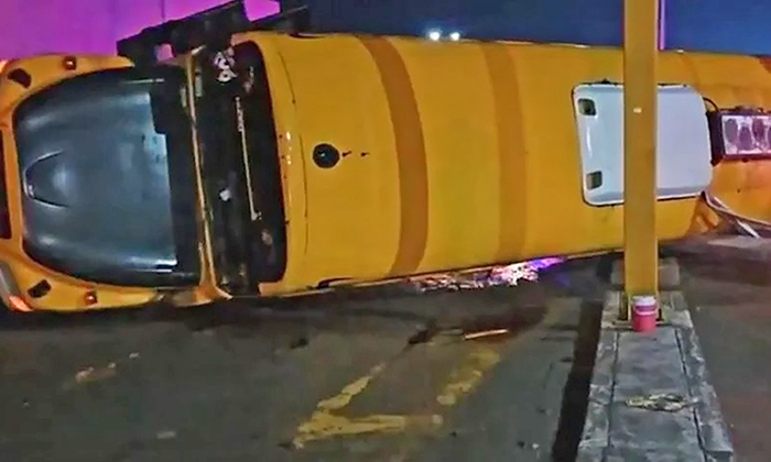 Vuelca camión maquilero en Ciudad Obregón