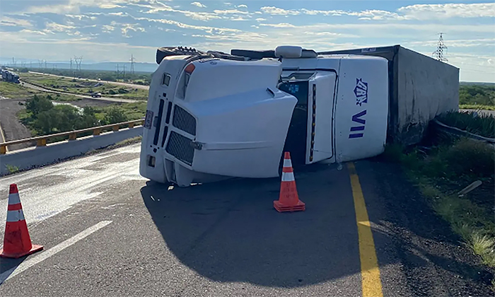 Vuelca tráiler en la carretera Guaymas-Hermosillo; Provoca cierre de carriles