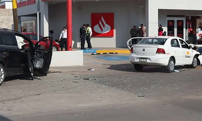 Salen tres heridos en triple choque en la colonia San Benito