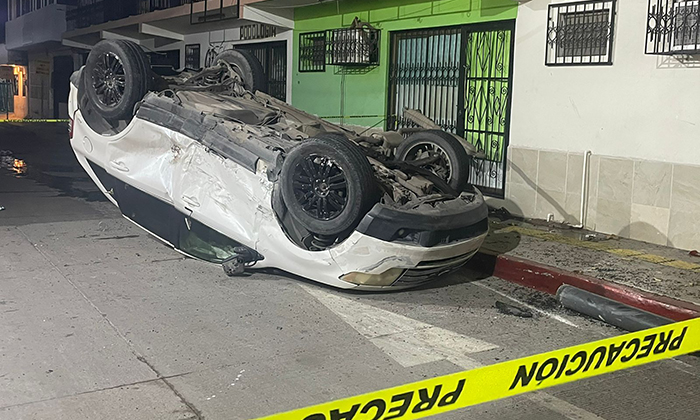 Conductora  provoca choque-volcamiento en Guaymas