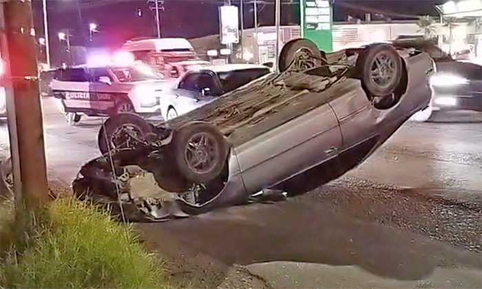 Deja volcamiento una mujer herida en la colonia Palo Verde
