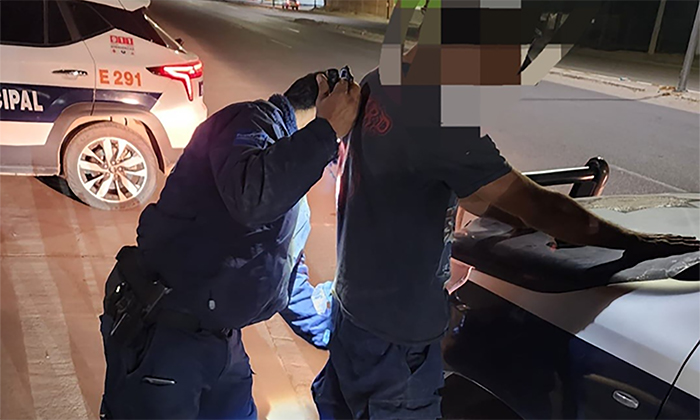 Amenaza de muerte a su hermano y lo arrestan en la comisaría Miguel Alemán