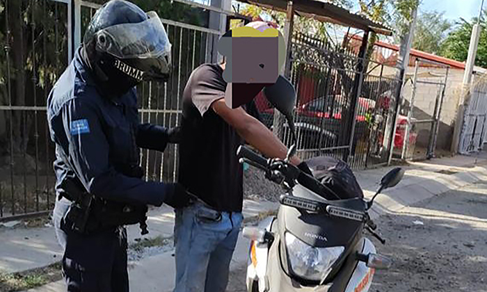 Arrestan a cuatro personas con arma blanca; Agentes preventivos