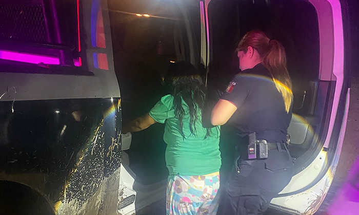 Auxilian policías a mujer en labor de parto en la comisaría Miguel Alemán