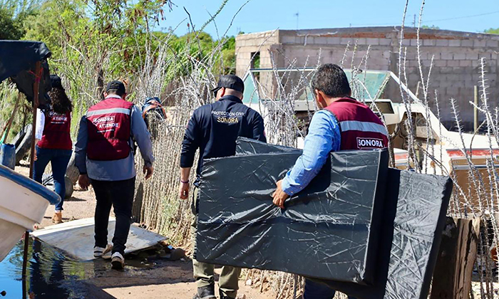 Entregan apoyos a afectados en Bahía de Kino