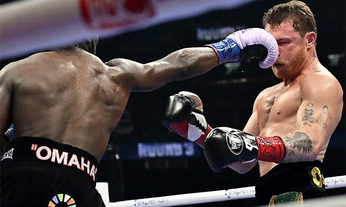 Derrota Crawford a “Canelo” Álvarez por decisión unánime