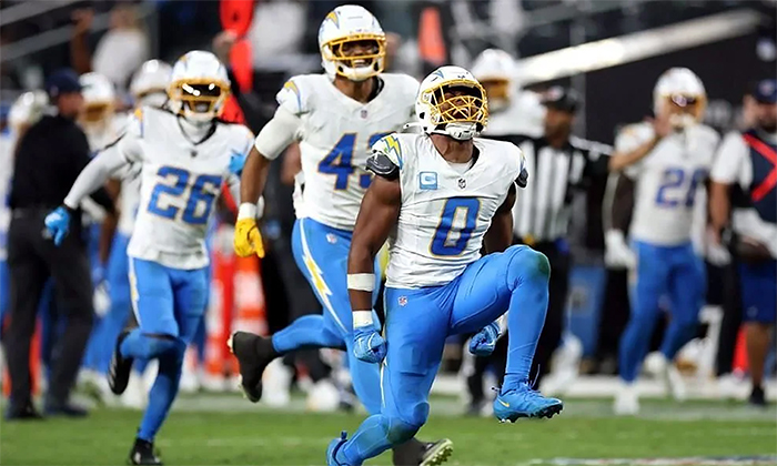 Cargadores electrifican a Raiders por 20-9 en duelo de entrenadores