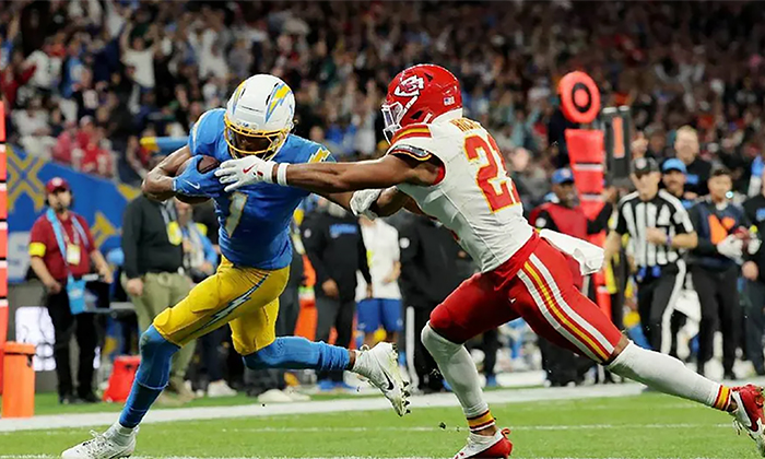 Justin Herbert le gana duelo a Patrick Mahomes en encuentro disputado en Brasil