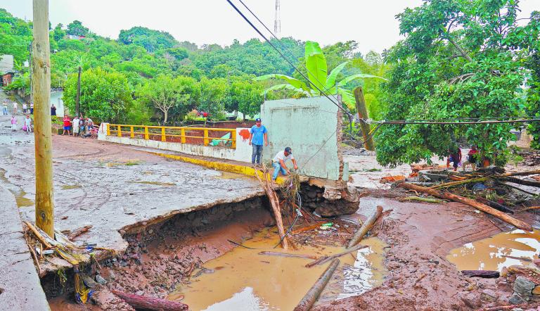 Protección Civil Reconoce que 10 Localidades de Hidalgo Siguen Incomunicadas a Dos Semanas de las Inundaciones