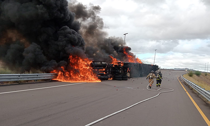 Vuelca tráiler y se incendia en el Libramiento de Hermosillo-Guaymas