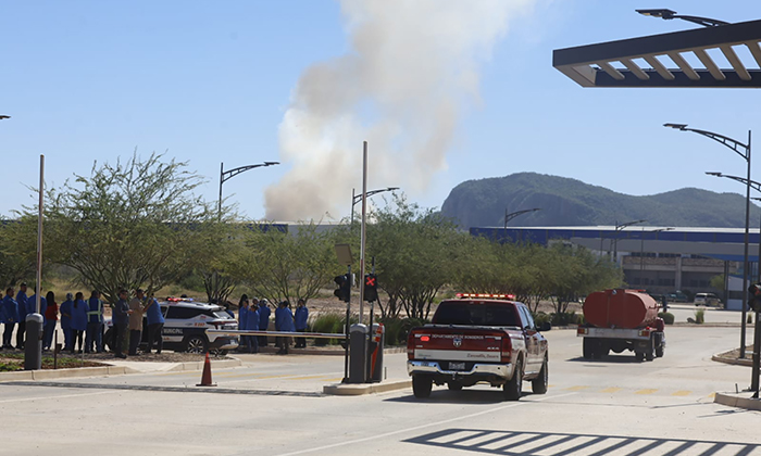 Controlan incendio de materiales peligrosos en Parque Industrial Tetakawi
