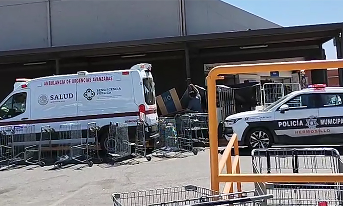 Muere cuida carros en estacionamiento de tienda