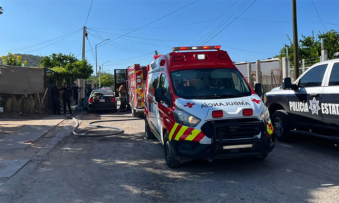 Sofocan incendio en traspatio de casa en la colonia Villas del Sur