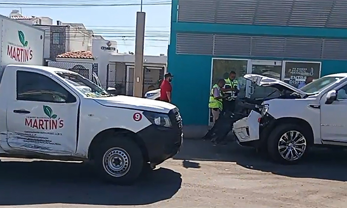 Protagonizan choque volcamiento en el cruce de los bulevares Colosio y Las Quintas