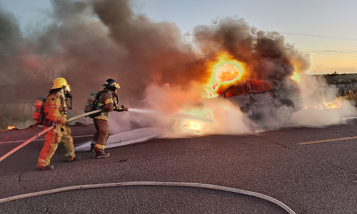 Se incendia automóvil en carretera a Kino
