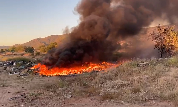 Sofocan incendio en basurero clandestino