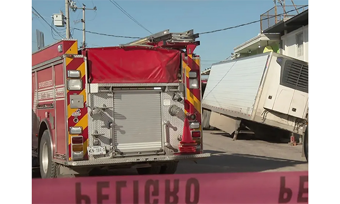 Se hunde “patín” de tráiler en pavimento en la colonia Los Jardines