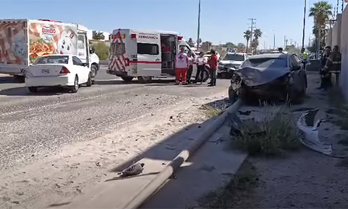 Derriba auto un poste tras chocar a otra unidad al norte de Hermosillo