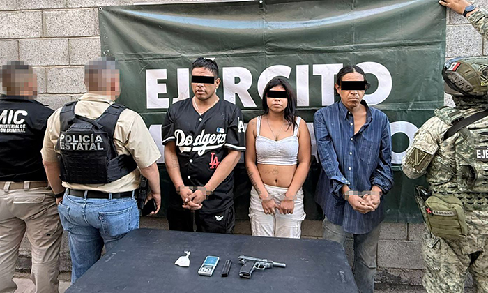 Aseguran a tres personas, droga y arma de fuego en cateo en Camino Real