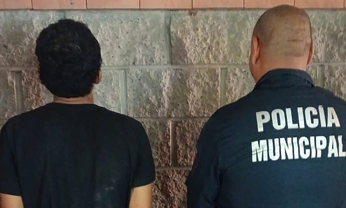 Sorprenden a adolescente con machete en la colonia Cinco de Mayo