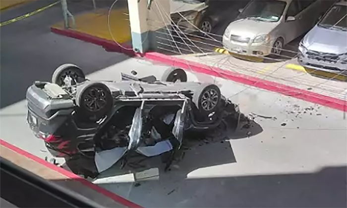Sigue clausurado estacionamiento de hospital tras caída de camioneta