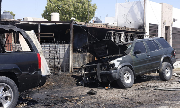 Consume fuego dos autos y una casa en la colonia Los Jardines