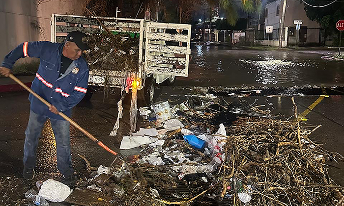 Deja lluvia encharcamientos y autos varados