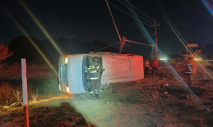 Choca y vuelca taxi agrícola en la carretera a Bahía de Kino