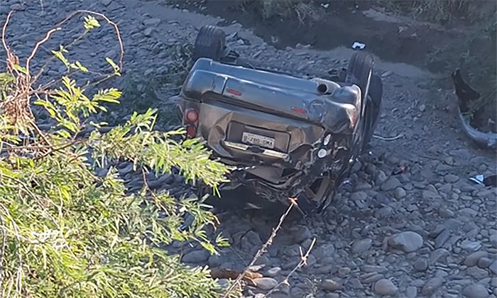 Cae vehículo a canal pluvial en el bulevar Quintero Arce