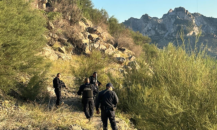 Atrapan a par de jóvenes con armas y droga